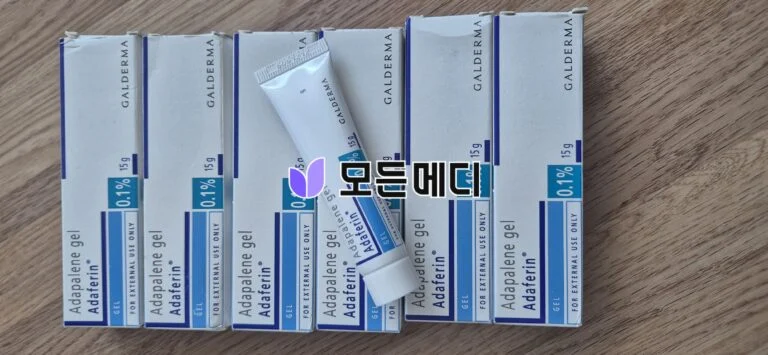 여드름때문에 국내에서 처방전 받아서 구입했는데 너무 비싸서 직구로 구입하였는데 국내에서 구입하는 것보다 훨씬 저렴하고 배송도 오래 걸리지 않았어요. 지금 구입하는거 다쓰고 또 구입할거예요.